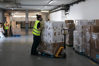 Un voluntario en el almacén del Banco de Alimentos en Barcelona