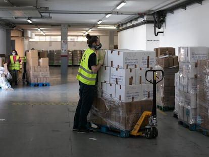 Un voluntario en el almacén del Banco de Alimentos en Barcelona