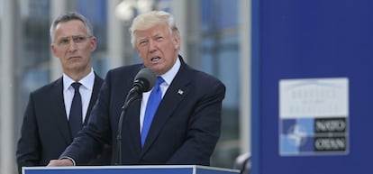 El presidente estadounidense Donald Trump hace unas declaraciones ante los medios de comunicación en presencia del Secretario General de la OTAN Jens Stoltenberg durante la cumbre de la Alianza celebrada en Bruselas.