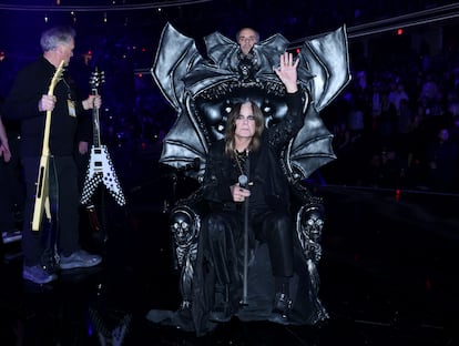 Ozzy Osbourne, en su trono, en su ceremonia de entrada en 2024 en el Rock & Roll Hall Of Fame.