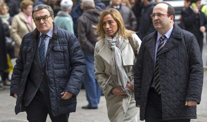 Representantes del PSC Carme Chacón (c), Miquel Iceta (d), y Ángel Ros (i) a su llegada a la barcelonesa Basílica de la Concepció.