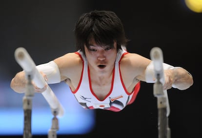 El japonés Kohei Uchimura, que busca su cuarto título mundial consecutivo, encabeza la clasificación tras el primer día de competición con 91,924 puntos. El mejor español es Fabián González (12º, 86,132 puntos). Néstor Abad es 17º (84,458). El martes compiten los especialistas Isaac Botella y Javier Gómez.