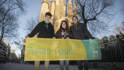 Monitors de l'agrupament escolta Antoni Gaudí, davant de la Sagrada Família.