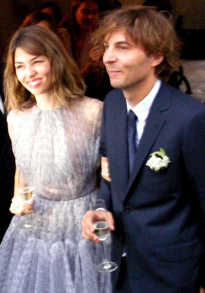 El enlace de Sofia Coppola y el cantante de Phoenix, Thomas Mars, ha sido la boda 'indie' por excelencia este 2011. La pareja celebró un fiesta íntima en un pequeño pueblo de Italia, a la que solo asistieron 80 personas muy cercanas a los novios. Sofia no quiso seguir la tradición de ir de blanco y eligió un vestido de lila de gasa, diseñado por Azzedine Alaïa.