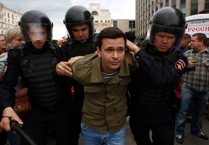 Polícia russa prende um dos manifestantes em Moscou.