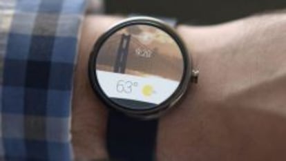 Google presenta un sistema operativo para relojes inteligentes y otros dispositivos para vestir.