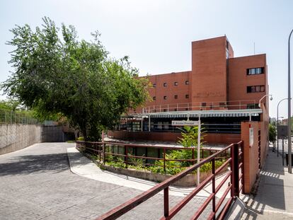 Fachada de la residencia Peñuelas, en el distrito de Arganzuela de Madrid.