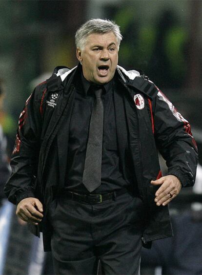 Carlo Ancelotti durante un partido con el Milán.