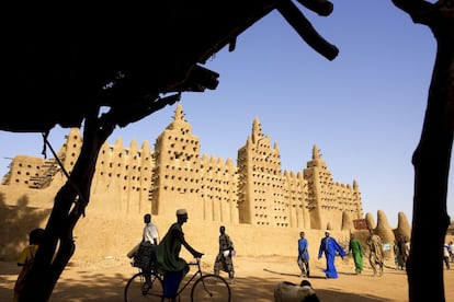 Aunque no sea el momento más propicio para admirarla de cerca, la mezquita de Djenné (Mali) seduce inmediatamente con su exterior fortificado de adobe y las innumerables vigas de madera que sobresalen a través de los muros. Es la estructura de adobe más grande del mundo y su estructura actual data de 1907.