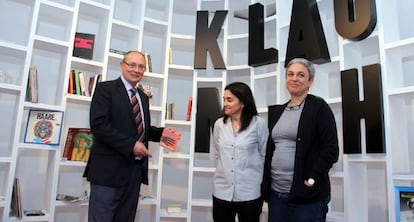 La artista Dora Garc&iacute;a (a la derecha), durante la inauguraci&oacute;n de la muestra.