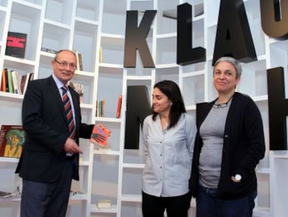 La artista Dora Garc&iacute;a (a la derecha), durante la inauguraci&oacute;n de la muestra.