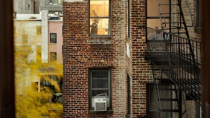 Gail Albert Halaban lleva más de una década retratando la vida interior de los edificios del planeta. En la doble página anterior, hogar en el West Village (Nueva York). 