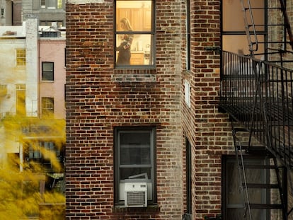 Gail Albert Halaban lleva más de una década retratando la vida interior de los edificios del planeta. En la doble página anterior, hogar en el West Village (Nueva York). 