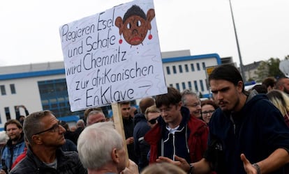 Un manifestante sostiene una pancarta en la que se lee 'Si mandan burros y ovejas, Chemnitz se convierte en un enclave africano' durante una protesta este jueves en esta ciudad del este de Alemania.