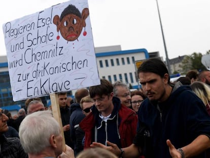 Un manifestante sostiene una pancarta en la que se lee 'Si mandan burros y ovejas, Chemnitz se convierte en un enclave africano' durante una protesta este jueves en esta ciudad del este de Alemania.