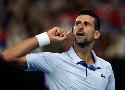 Djokovic, durante el partido contra Mannarino en la central de Melbourne.