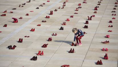 Zapatos rojos en Israel contra la violencia machista.