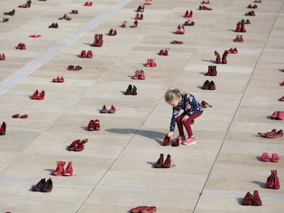 Zapatos rojos en Israel contra la violencia machista.