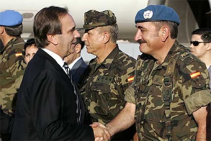 Alonso saluda a miembros de las tropas espa?olas desplegadas en Lbano a su llegada al aeropuerto de Beirut.