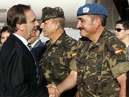 Alonso saluda a miembros de las tropas españolas desplegadas en Líbano a su llegada al aeropuerto de Beirut.