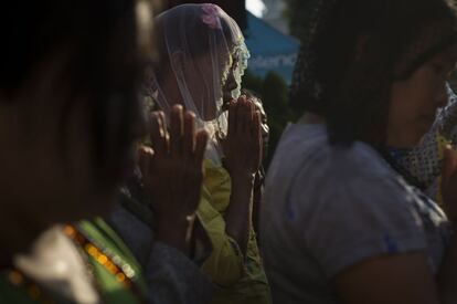 Una mujer católica reza en la iglesia de San Francisco de Aís en Yangon (Myanmar) antes de la llegada del Pontífice al país asiático. 