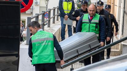 Los servicios funerarios trasladan el cuerpo del niño, este lunes  en Jaén.