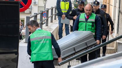 Los servicios funerarios trasladan el cuerpo del niño, este lunes en Jaén.
