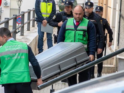 Los servicios funerarios trasladan el cuerpo del niño, este lunes  en Jaén.