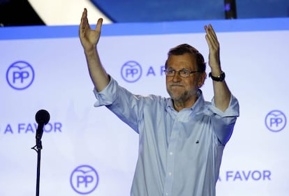 Mariano Rajoy saluda a sus partidarios desde la sede central de su partido en Madrid, una vez conocido el recuento de votos del 26-J.