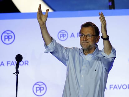 Mariano Rajoy saúda partidários após a contagem dos votos.