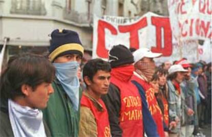 Muchos piqueteros cubren sus rostros por temor a represalias policiales.