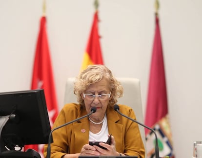 La alcaldesa, Manuela Carmena, en el pleno del Ayuntamiento de Madrid del pasado martes.