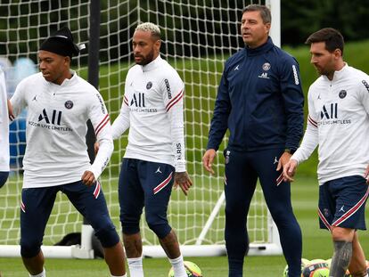 Messi (a la derecha) participa en un entrenamiento junto a Mbappe, Neymar, este sábado.