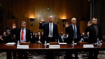 Los testigos Sam Salehpour, Ed Pierson, Joe Jacobsen y Shawn Pruchnicki durante la audiencia en el Senado de Estados Unidos, el 17 de abril 2024.