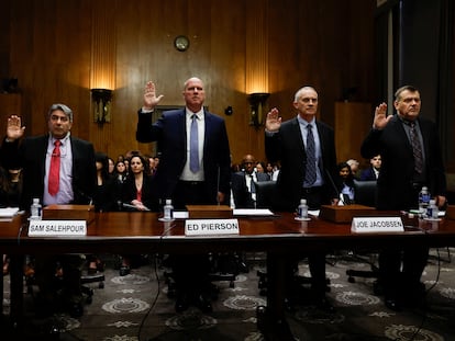 Los testigos Sam Salehpour, Ed Pierson, Joe Jacobsen y Shawn Pruchnicki durante la audiencia en el Senado de Estados Unidos, el 17 de abril 2024.