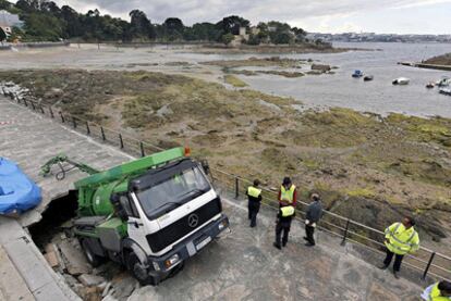 Un camión del servicio municipal se hunde en el muelle de Santa Cruz, en Oleiros (A Coruña).