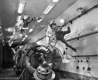 La segunda mujer en llegar al espacio, en 1982, fue la soviética Svetlana Savitskaya (en el centro, durante su preparación). También se convertiría en la primera cosmonauta en hacer una caminata espacial.
