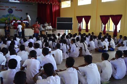 Los alumnos de la escuela Medagama Abhaya en Chilaw (Sri Lanka) atienden a los miembros de la compañía teatral Janakaraliya mientras estos imparten un taller de actuación.