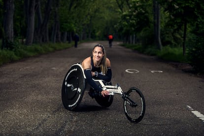 La atleta paralímpica Carmen Giménez, en la Casa de Campo, donde entrena.