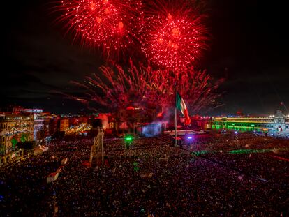 Los fuegos artificiales que iluminaron el Zócalo luego de que el presidente López Obrador diera el Grito de Independencia, este jueves 15 de septiembre.