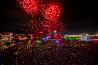 Los fuegos artificiales que iluminaron el Zócalo luego de que el presidente López Obrador diera el Grito de Independencia, este jueves 15 de septiembre.