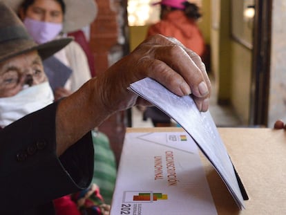 Um homem deposita seu voto na urna durante as eleições bolivianas.
