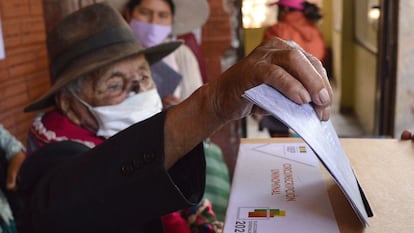 Um homem deposita seu voto na urna durante as eleições bolivianas.