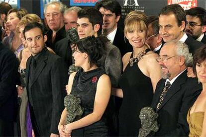 Amenábar (a la izquierda) posa con otros premiados, junto a Zapatero y su esposa.