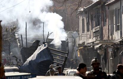 Una columna de humo sale de un edificio tras el ataque terrorista en el centro de Kabul (Afganistán), el 27 de enero de 2018.