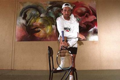 Carlos Moyà posa con su raqueta.