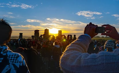 Celebración del solsticio de verano en Stonehenge, en Wiltshire (Reino Unido).