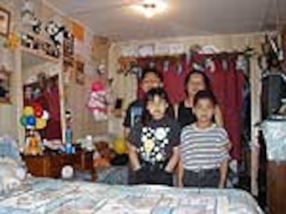 La mexicana familia Martínez paga 95.000 pesetas por este dormitorio en East Palo Alto.