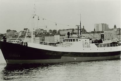 El barco <i>Eduardo Pondal,</i> que remolcó el velero al puerto de A Coruña.