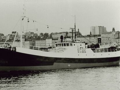 El barco <i>Eduardo Pondal,</i> que remolcó el velero al puerto de A Coruña.